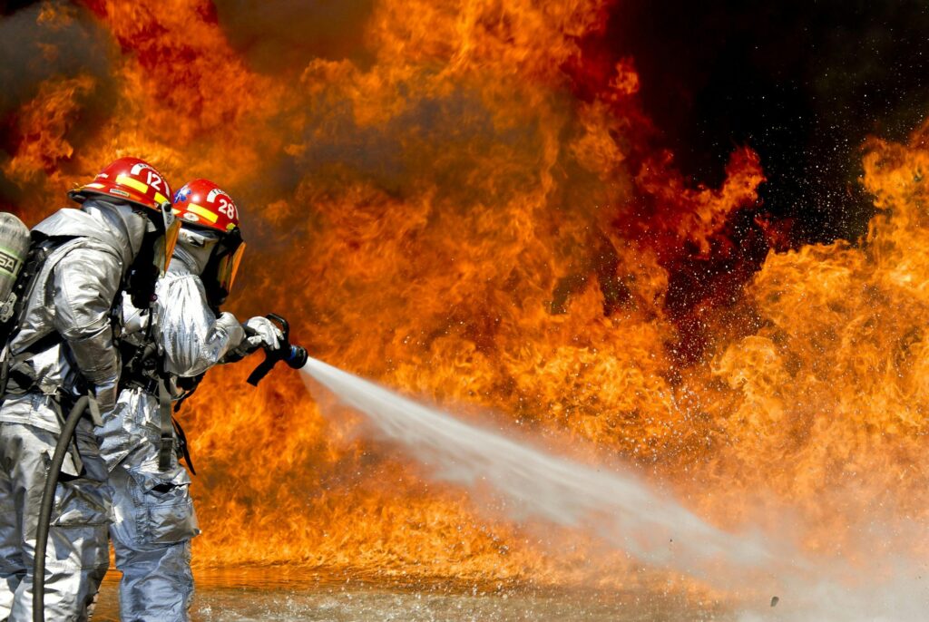Brandwachten aan het blussen